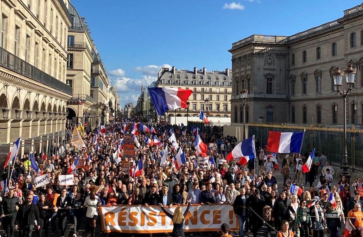 俄媒:巴黎爆发反对北约欧盟抗议