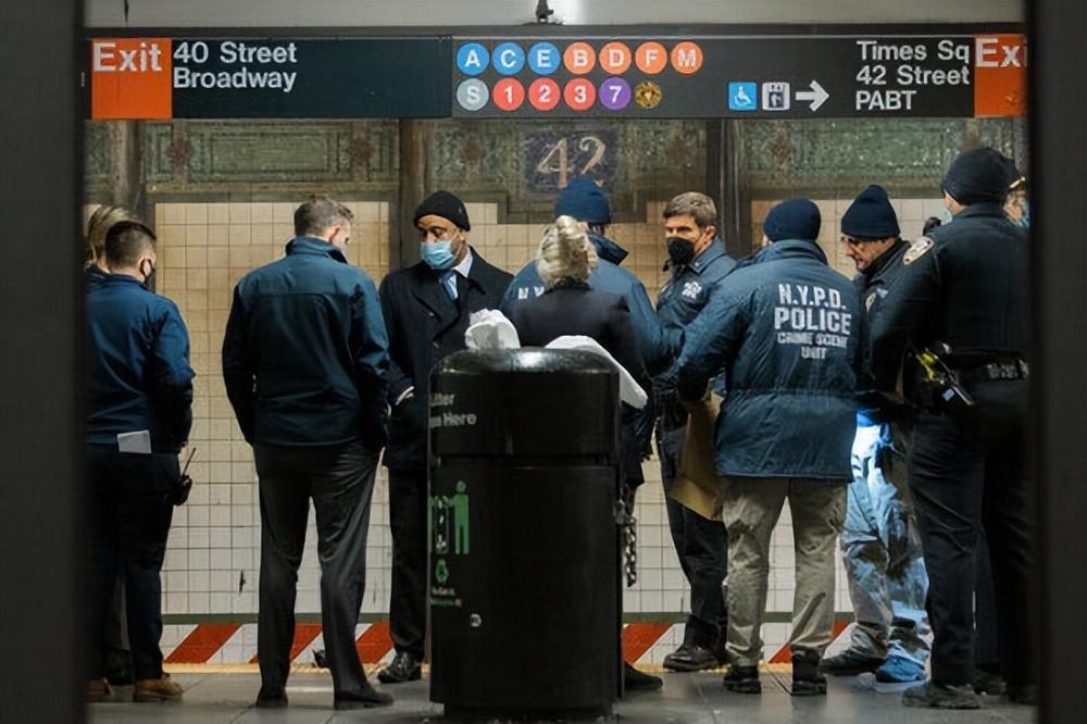 纽约多名绿色连体衣女子地铁上抢劫