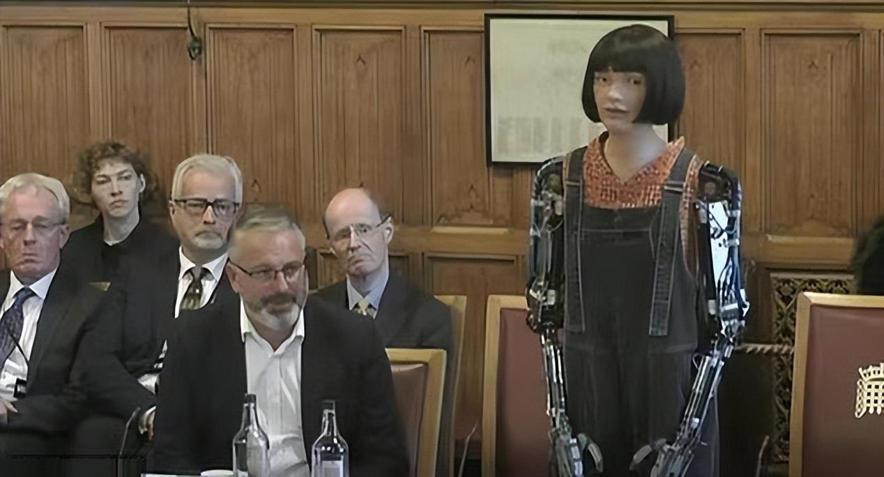 人形AI机器人参加英国会议时死机