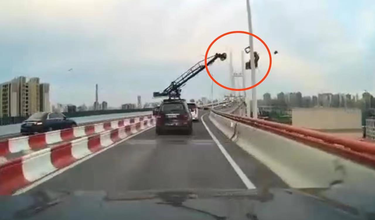 上海南浦大桥一车载摇臂撞灯柱坠落，机记9分罚1700元