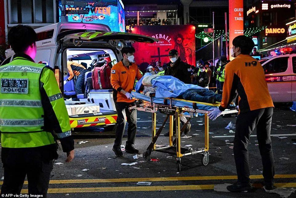 韩踩踏事故自拍视角：众人尖叫求救，死伤人数还可能继续上升