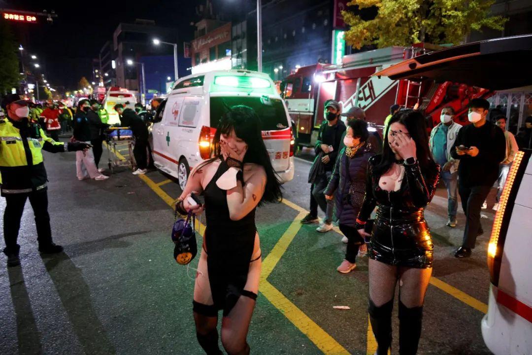 韩踩踏事故自拍视角：众人尖叫求救，死伤人数还可能继续上升