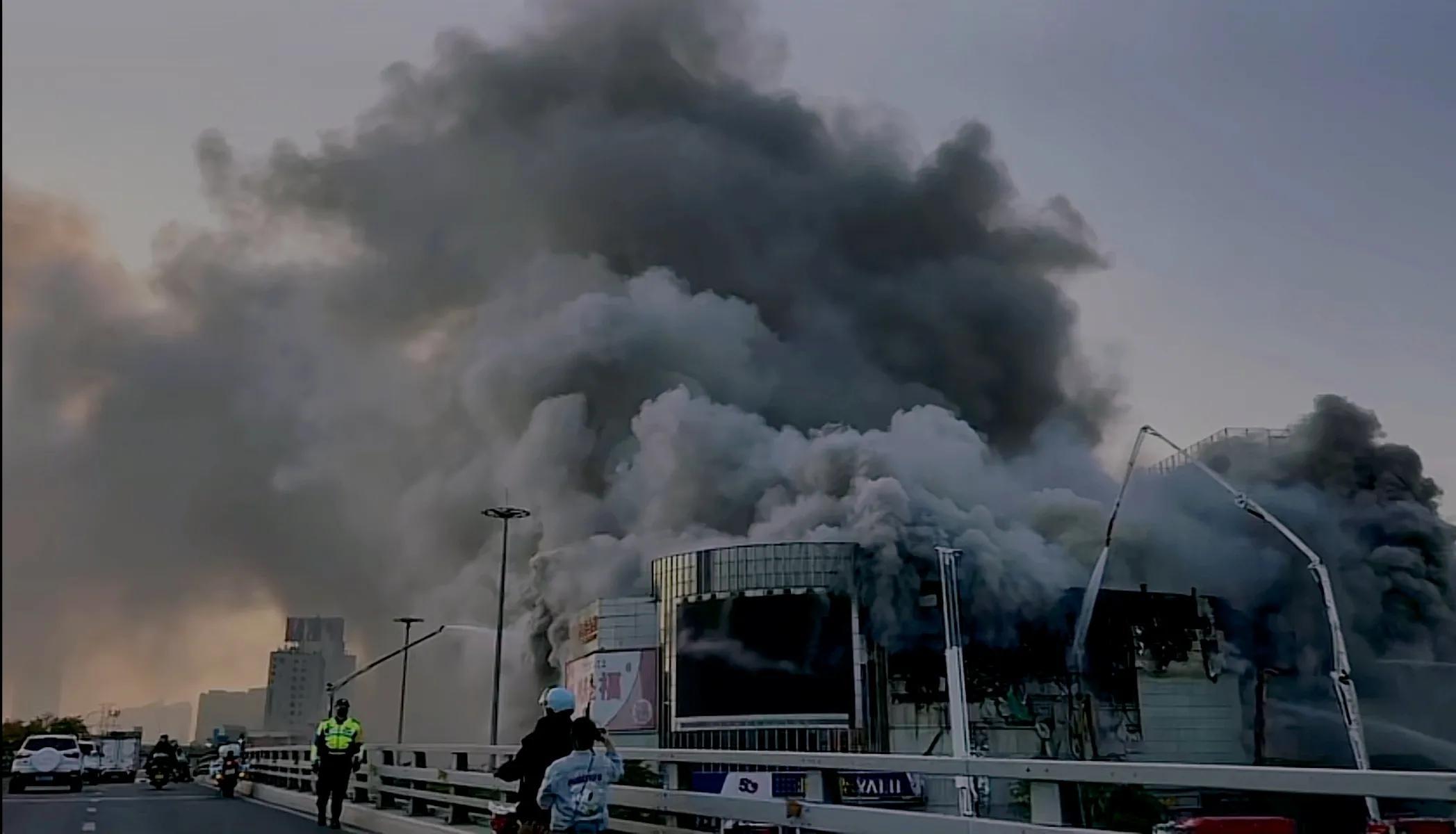 航拍现场：南京起火商场扑救超7小时，商场外围被烧光