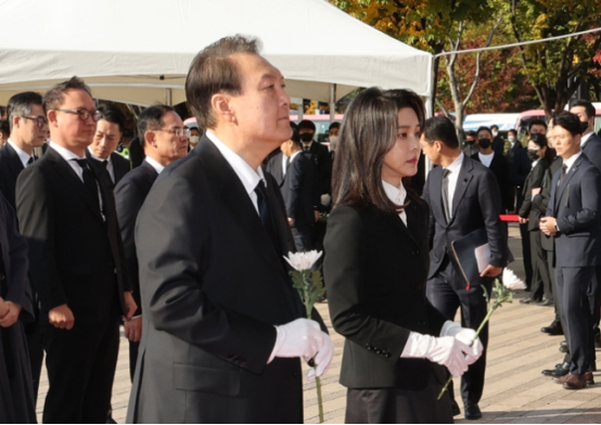韩国总统夫妇现身向遇难者献花，称将彻底查清本次踩踏事故原因