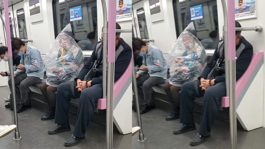 大妈地铁上身体套塑料袋吃香蕉，网友：不介意别人吃没有异味的食品