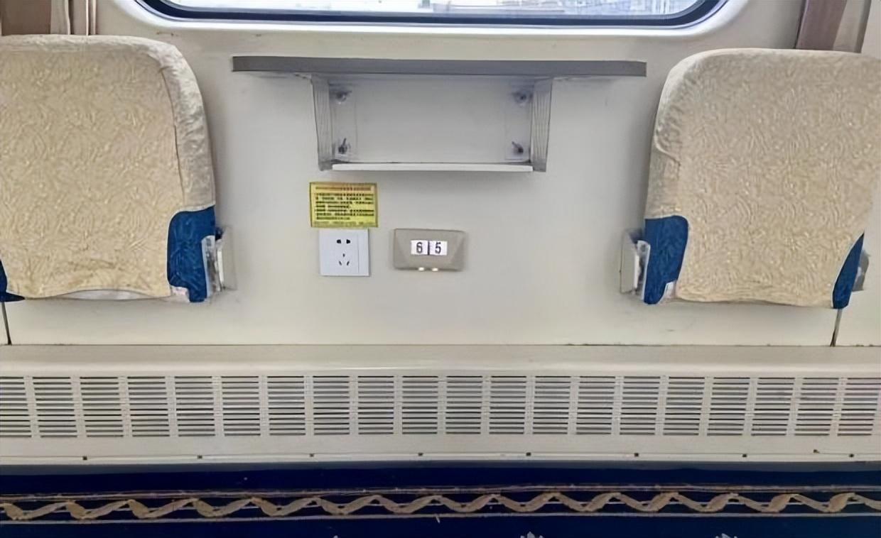 软卧车厢有充电插座吗（火车上手机没电了在哪充电）