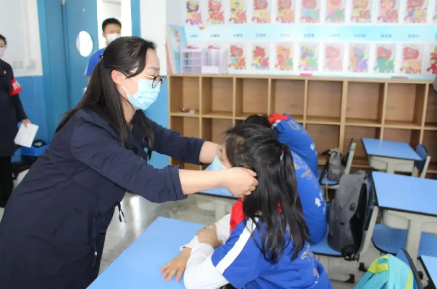 湖南一中学多名学生感染 校长被免职，细节披露