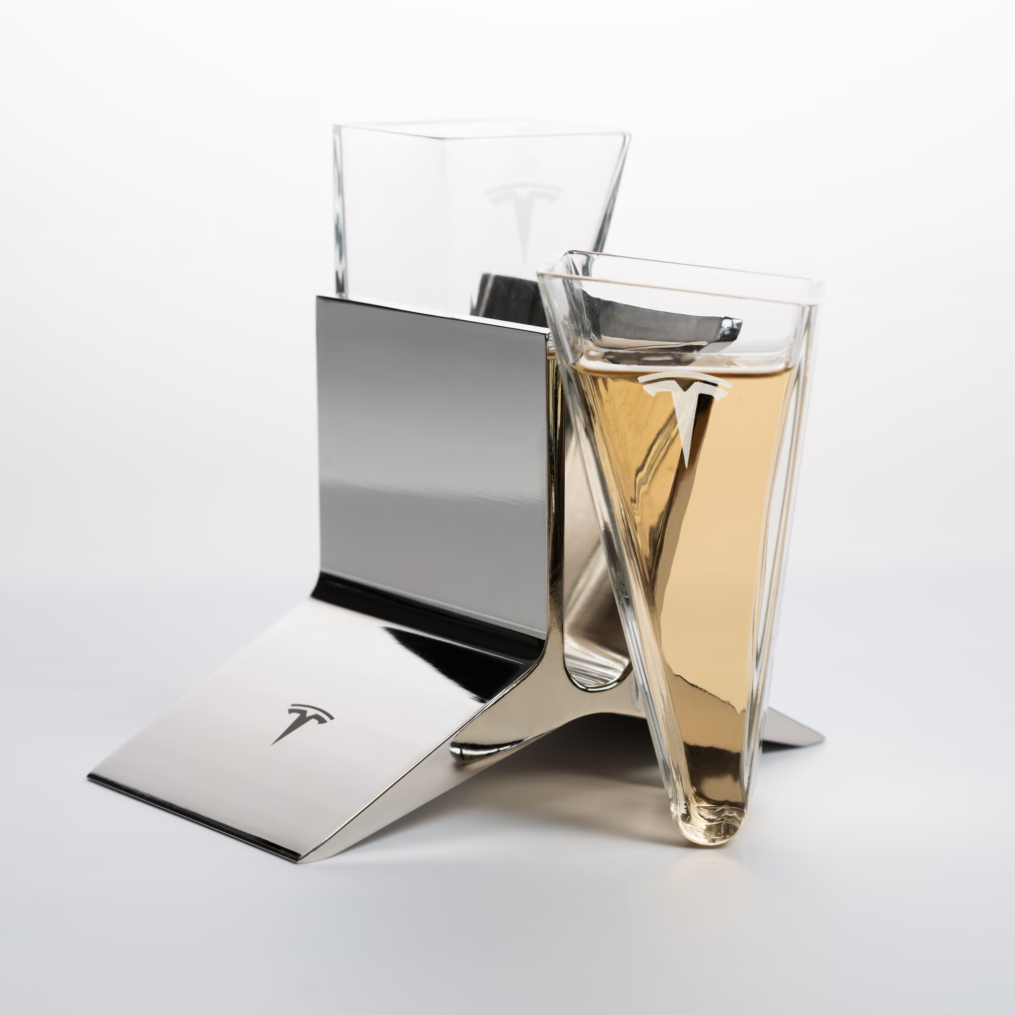 特斯拉开卖530元限量玻璃杯，整套包含玻璃杯和底座