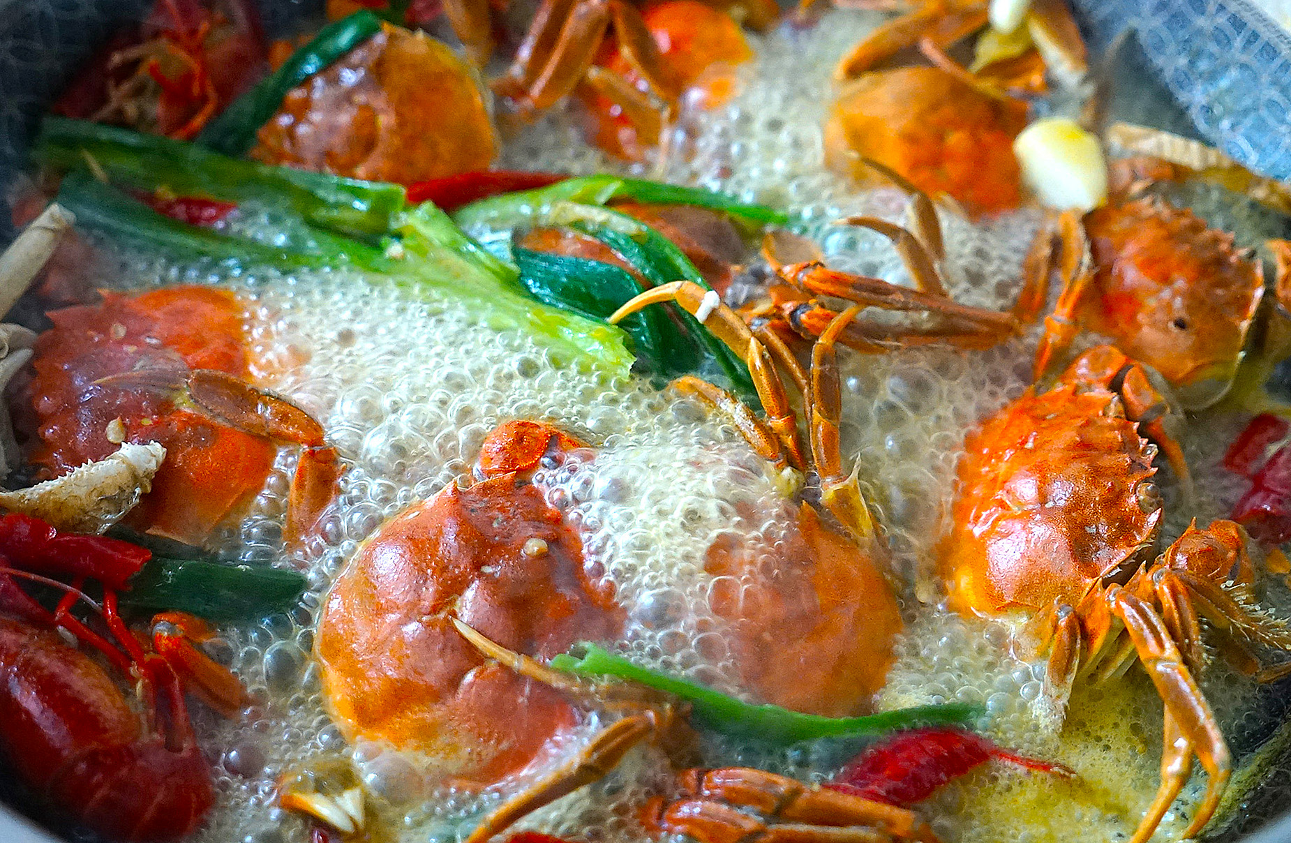 入秋后，螃蟹这做法太实用了，不油炸不清蒸，味道鲜美还不掉蟹脚