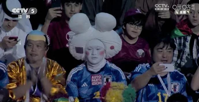 世界杯岳云鹏，日本球迷装扮撞脸岳云鹏太抢镜