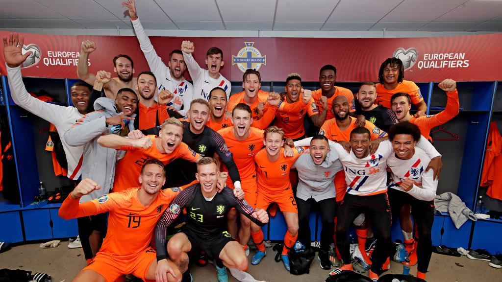 荷兰国家队庆祝拿到2020年欧洲杯