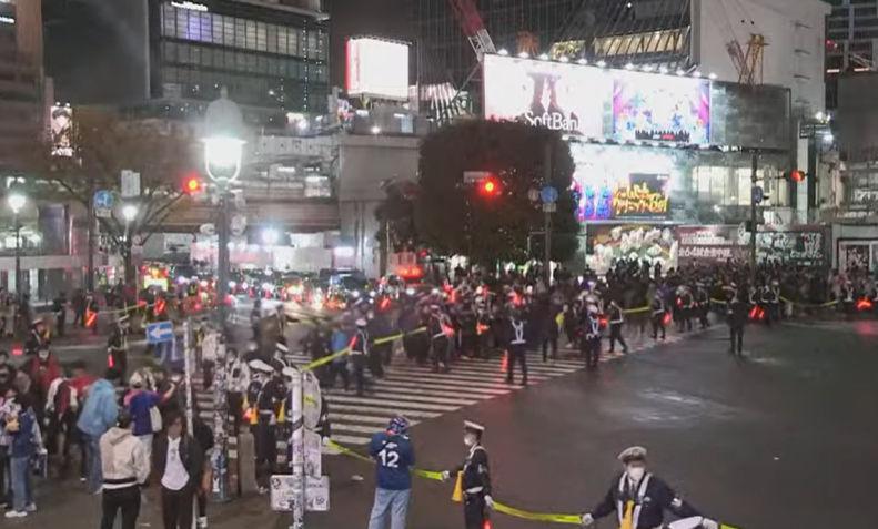 日本上万球迷街头狂欢 防暴警察出动，场面一度失控