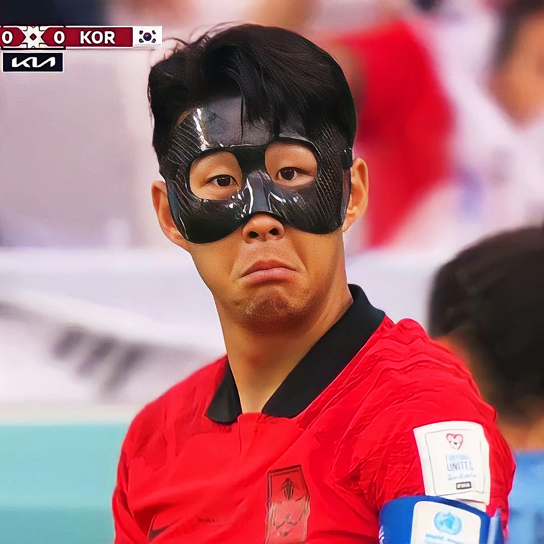 6位球员戴面具踢世界杯赛场照