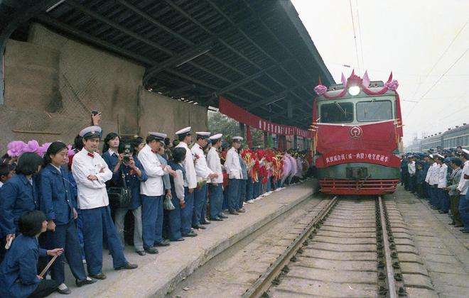 中国第一条铁路是哪一条（中国第一条铁路）