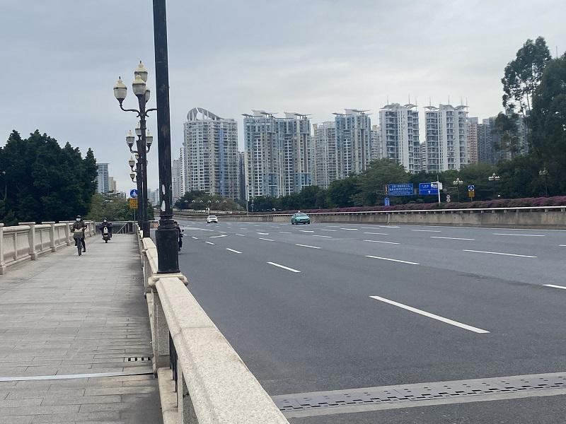 航拍广州大桥恢复通行 水马被搬开