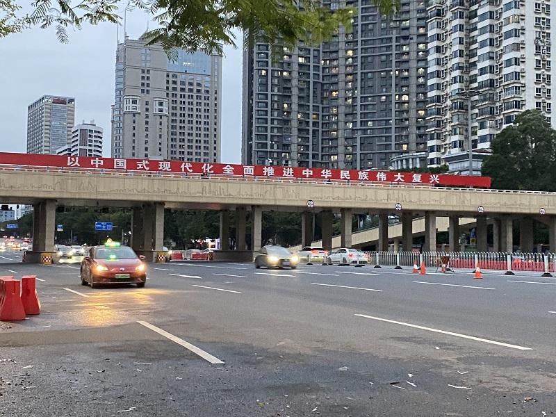 航拍广州大桥恢复通行 水马被搬开