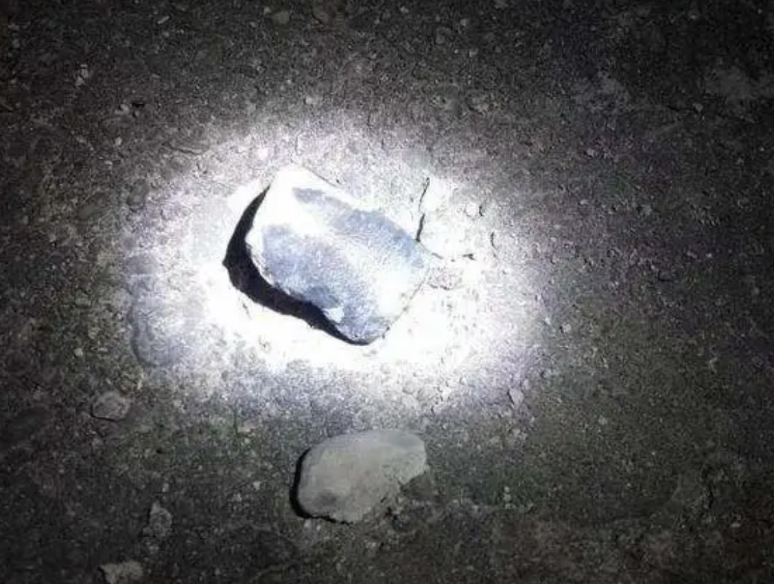 火球坠入浙江 警方带走疑似陨石碎片