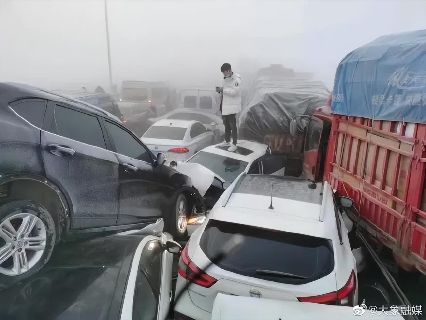 郑州200多车相撞事故已致1死，伤者已送往医院进行救治