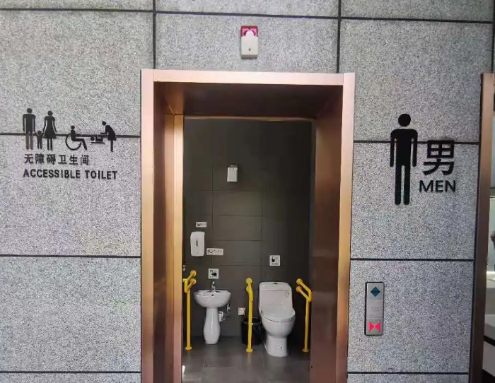 男子上公厕10分钟门自动打开，这也太尴尬了！