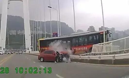 重庆万州公交车坠江事件是怎么回事（具体情况）