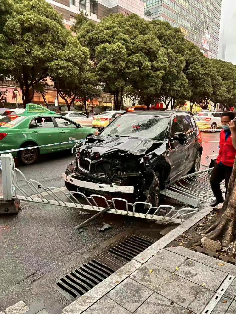 广州突发宝马车碰撞行人事故，原因值得深思