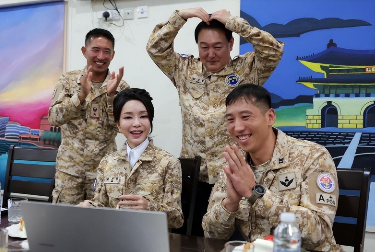 韩国第一夫人穿军装被批抢总统风头